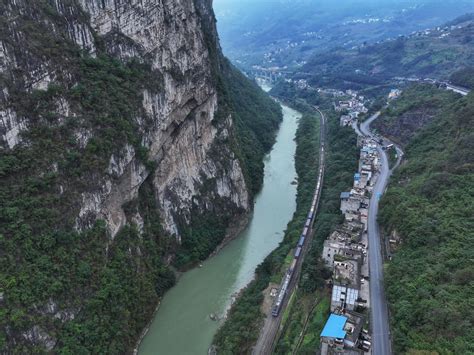 雲南到內江經過哪些橋樑與隧道?